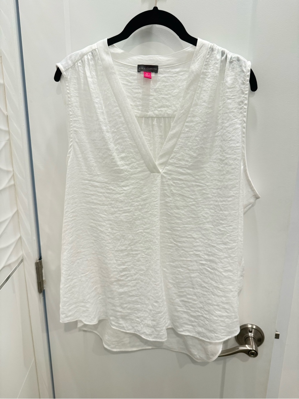 Vince Camuto White Sleeveless V-Neck Textured Tank